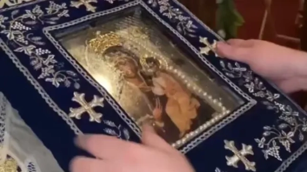 15201619 Таємниця картини, з якої «тече миро»... і віруючі стверджують, що вона дивовижним чином зцілює хворих https://x.com/RealBenLuigi/status/1978647155951771892