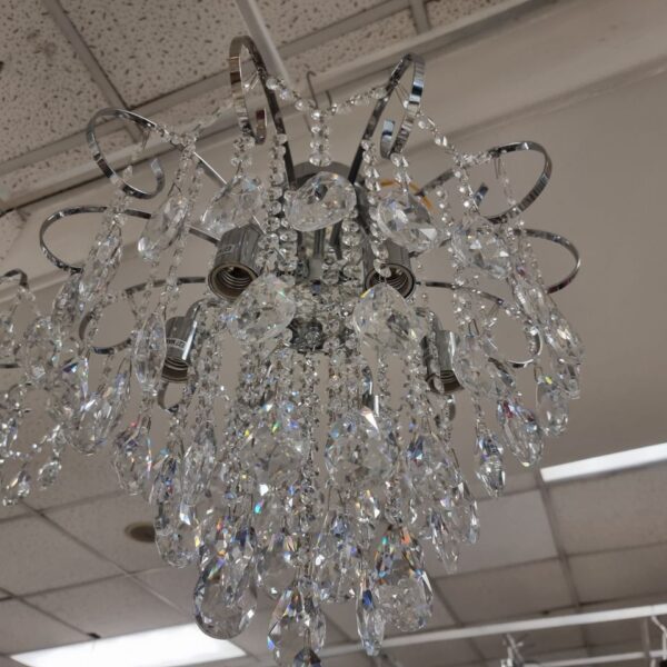 Чому в дорогих інтер’єрах немає люстри по центру кімнати: секрет грамотного світла, яке доступне кожному