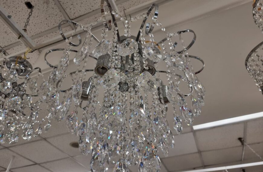 Чому в дорогих інтер’єрах немає люстри по центру кімнати: секрет грамотного світла, яке доступне кожному