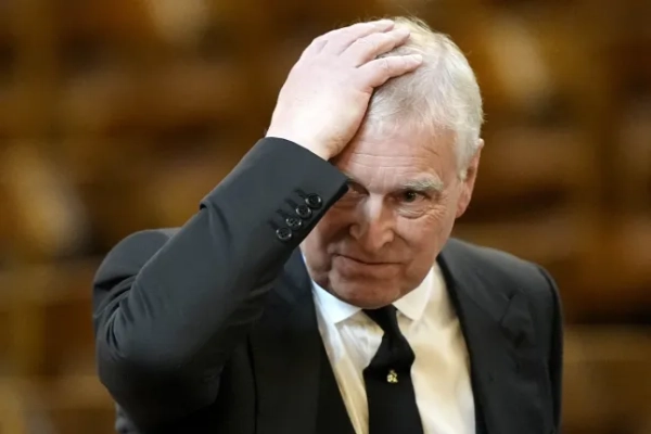 (ФАЙЛИ) Британський принц Ендрю, герцог Йоркський, відвідує заупокійну месу, католицьку похоронну службу, за покійною Катаріною, герцогинею Кентською, у Вестмінстерському соборі в Лондоні 16 вересня 2025 року. Король Карл III позбавить свого молодшого брата Ендрю королівських титулів і виселить його з його довгострокової резиденції у маєтку Віндзор, повідомив палац 30 жовтня 2025 року, що стало черговим наслідком скандалу, пов'язаного зі справою Джеффрі Епштейна, для королівської родини. (Фото Аарона Чоуна / POOL / AFP) (Фото AARON CHOWN/POOL/AFP via Getty Images)