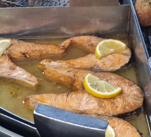 Чому риба та яйця — небезпечний дует для вечері: як два корисні продукти створюють навантаження на печінку