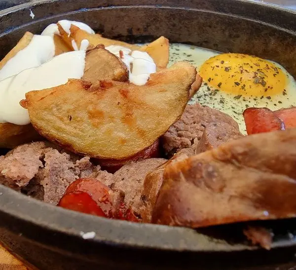 Чому небезпечно поєднувати м'ясо та молочні продукти: несподівані ризики