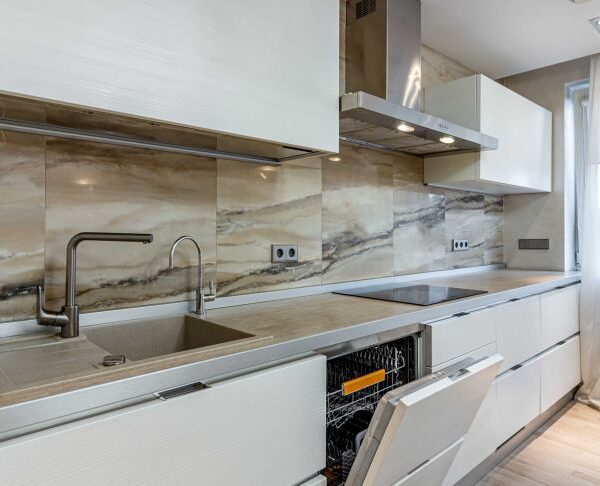 Як збільшити маленьку кухню: хитрість з фасадами, про яку мовчать