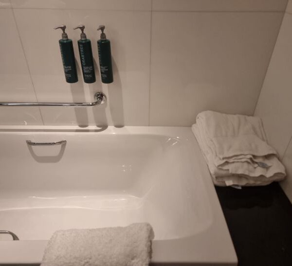 Яка плитка візуально зменшує ванну: 5 порад щодо вибору від профілю