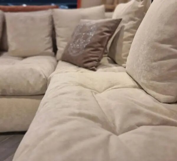 Чому ваші подушки на дивані виглядають бідно: помилка в їх кількості та розмірі