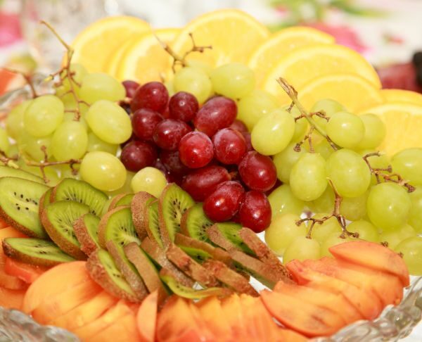 Чому шкідливо їсти фрукти після жирної їжі: несподіваний ефект