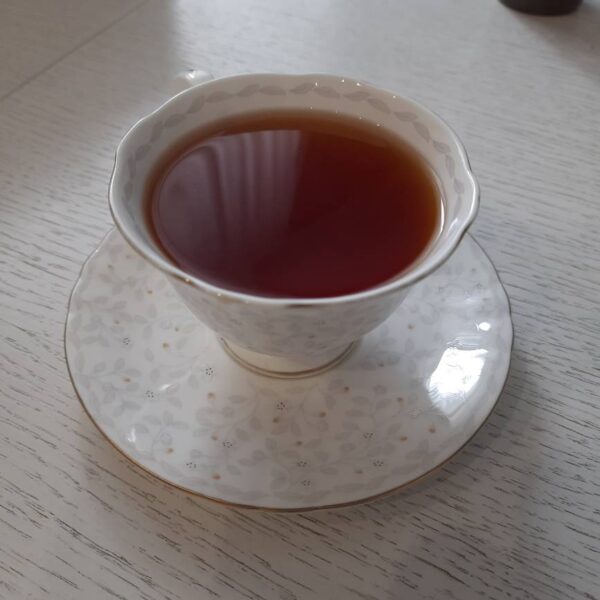 Навіщо запивати рибу чаєм: 5 побутових поєднань, які крадуть вашу енергію та молодість