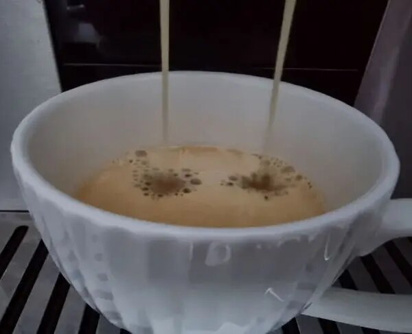 Навіщо подають воду до кави та як правильно її пити