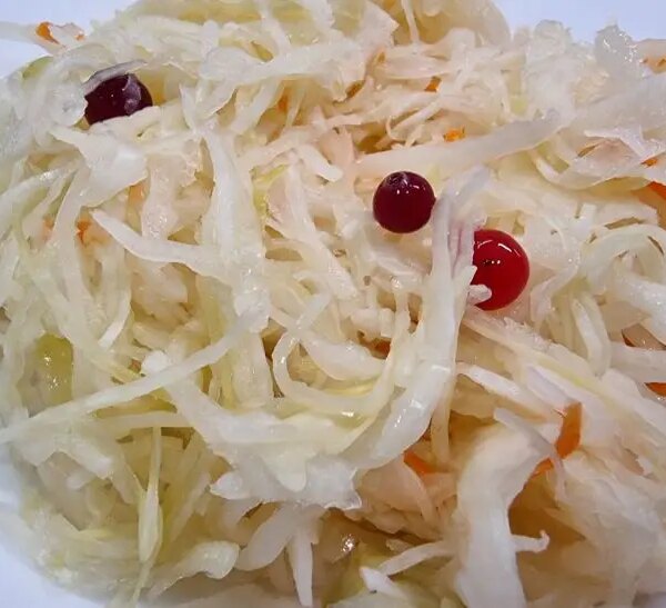Що не можна їсти з квашеною капустою: більше шкоди, ніж користі