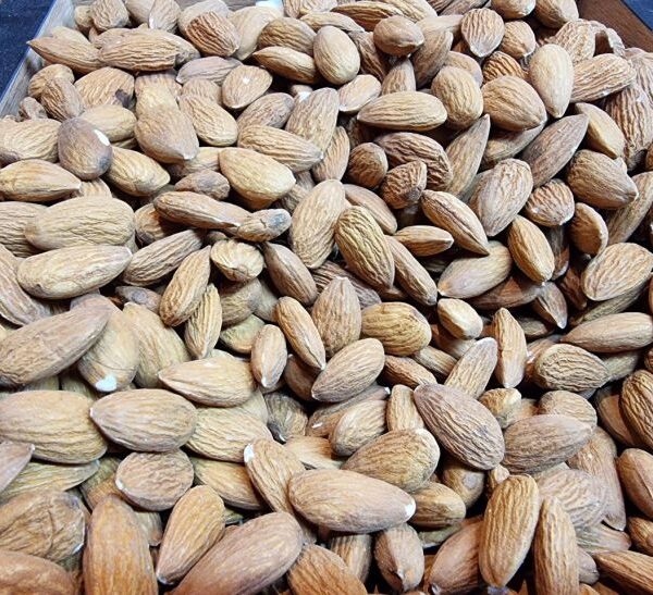 Скільки сирого мигдалю можна з'їсти за раз: всього 3 зайві горіхи — і ви отримаєте шкоду замість користі