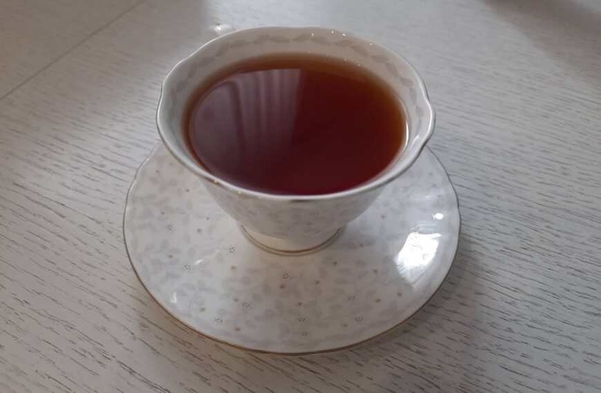 Чому не можна запивати фрукти чаєм: прихована загроза травленню