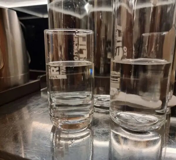 Як багато води потрібно пити саме вам: формула, заснована на вазі, яка позбавить набряків і сухості