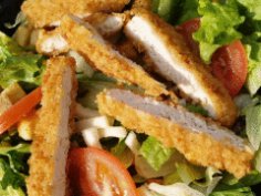 Куди покласти курячу грудку? У ніжний салат.