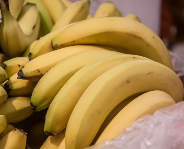 Навіщо розділяти молоко та банан: популярний, але шкідливий коктейль