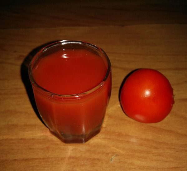 Чим корисний томатний сік порівняно з помідором: що вибрати