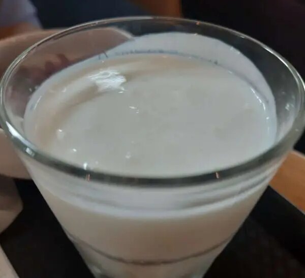 Чому кефір на ніч – це помилка: коли насправді пити його для схуднення