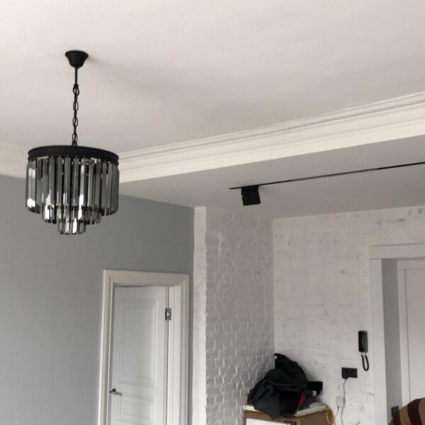 Навіщо у вітальні потрібен стельовий плінтус: і чому його часто клеять неправильно