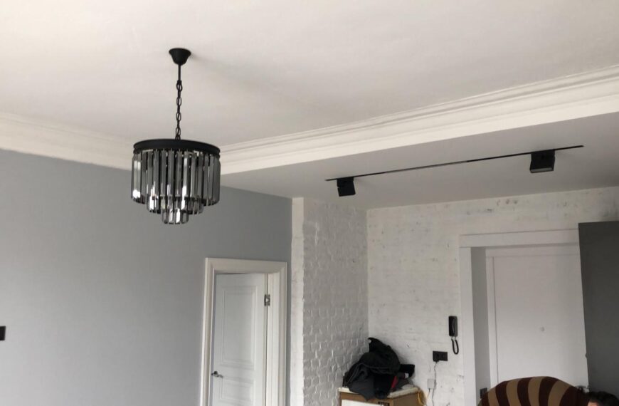 Навіщо у вітальні потрібен стельовий плінтус: і чому його часто клеять неправильно