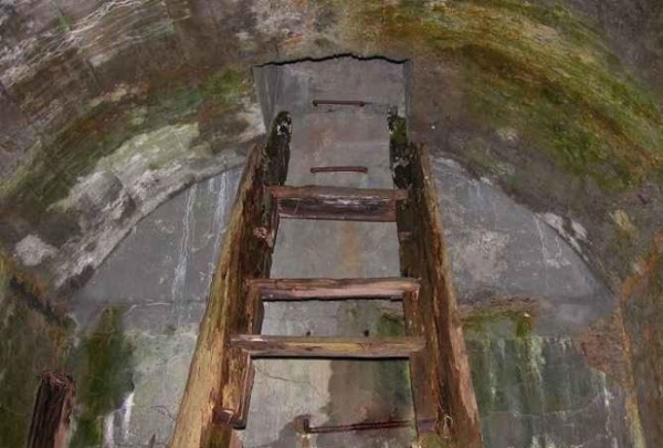 Невидимка у підземному бункері