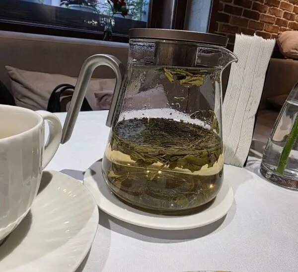 Що не можна поєднувати із зеленим чаєм: помилка, яка зводить його користь нанівець