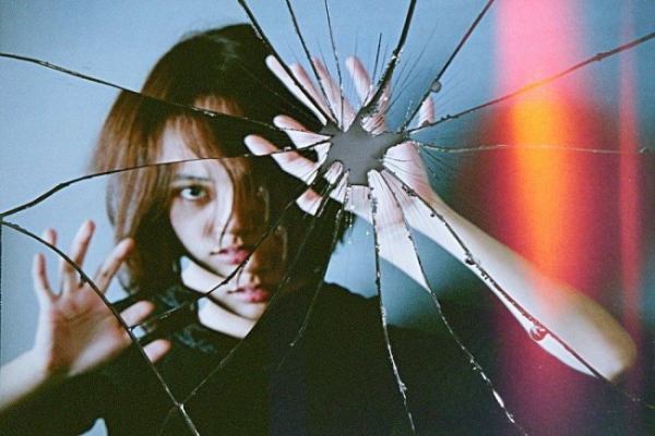 Чому дивитися в розбите дзеркало — погана прикмета?