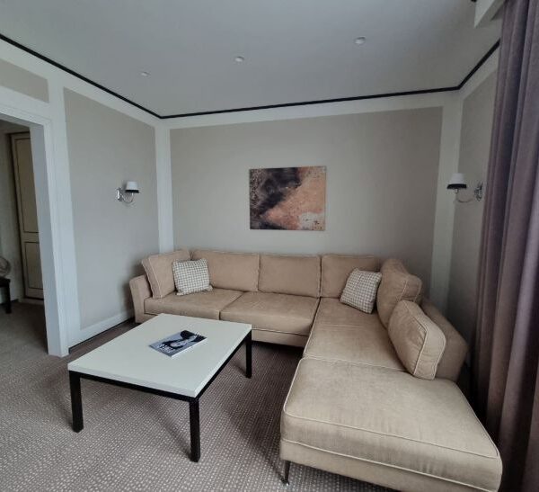 Чому ваш дорогий диван виглядає дешево: проблема в сусідстві з меблями