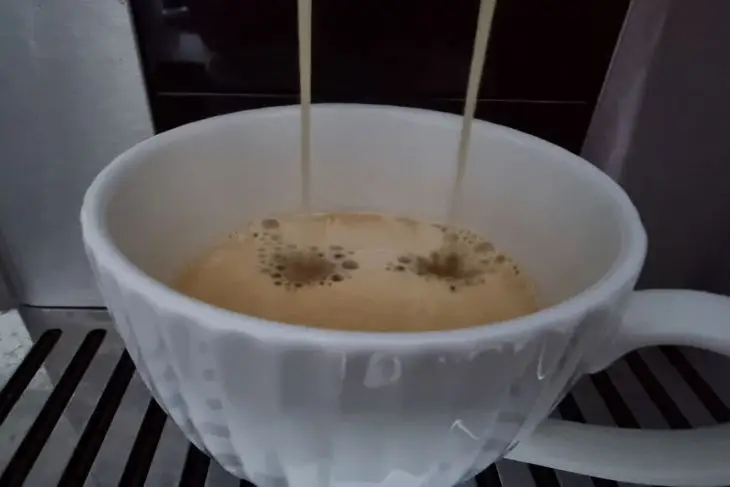 Скільки кави на день виводить кальцій: критична доза для жінок кофе