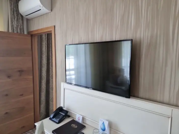 На якій відстані вішати телевізор: формула для зору