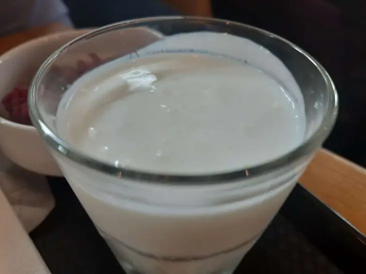 Коли кефір марний: чому не можна пити перед сном