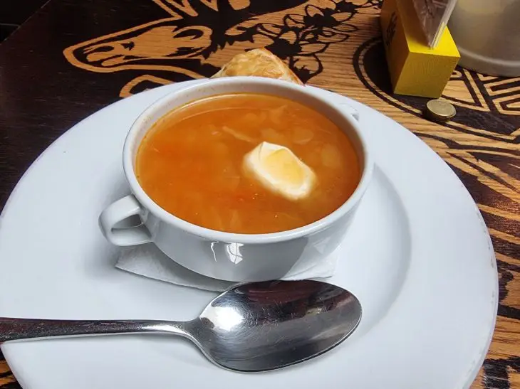 Який суп корисніший для шлунка: секрет бульйону від гастроентеролога