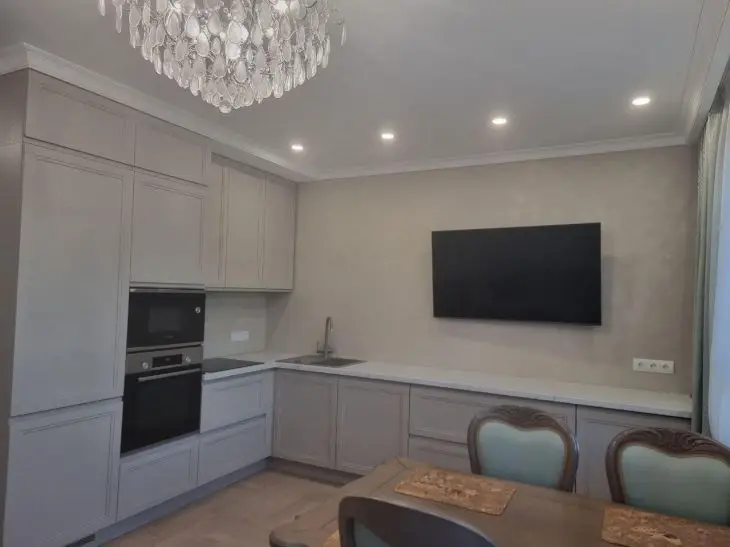 Як зонувати кухню-вітальню: один прийом з освітленням