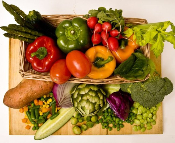 Якого кольору дари природи на столі?