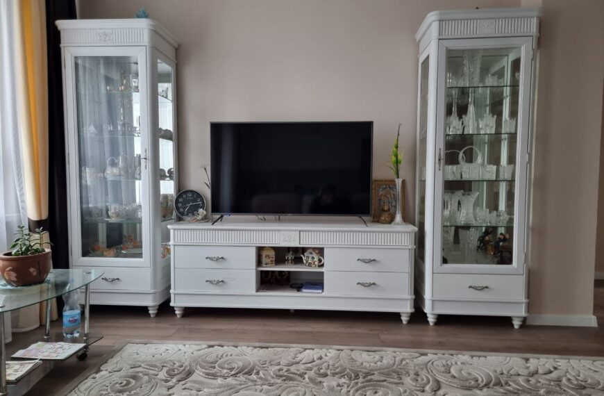 Вітальня та спальня в одній кімнаті: як зонувати простір і чому стелаж&hellip;