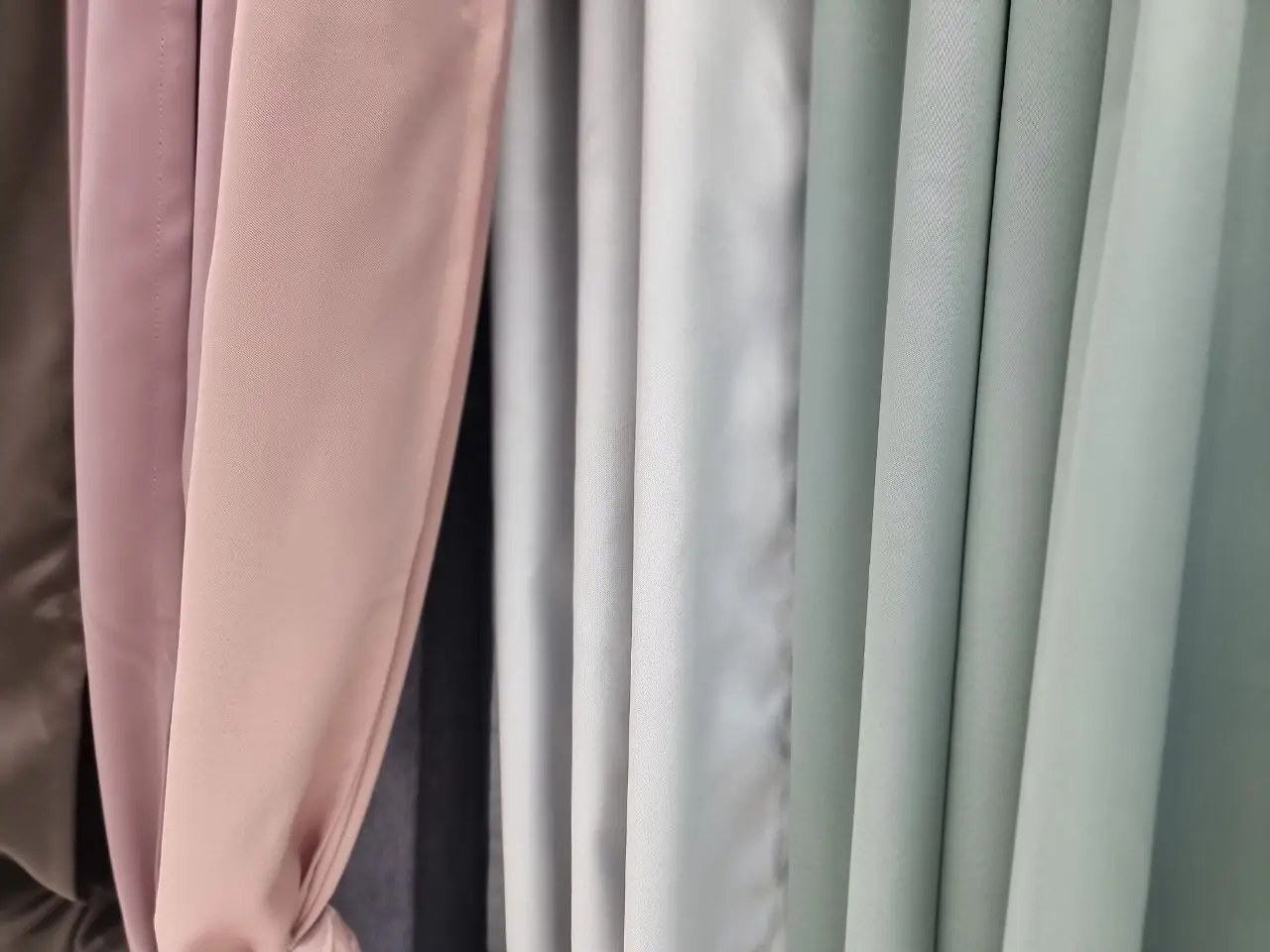 Штори до підлоги: який трюк з карнизом робить вікна ширшими і чому не можна вішати їх прямо над отвором шторы