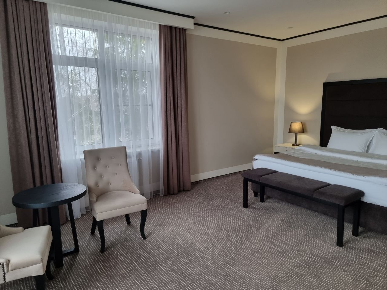 Висота стель: який секрет із вертикальними смугами змушує кімнату рости нагору на 30 сантиметрів комната