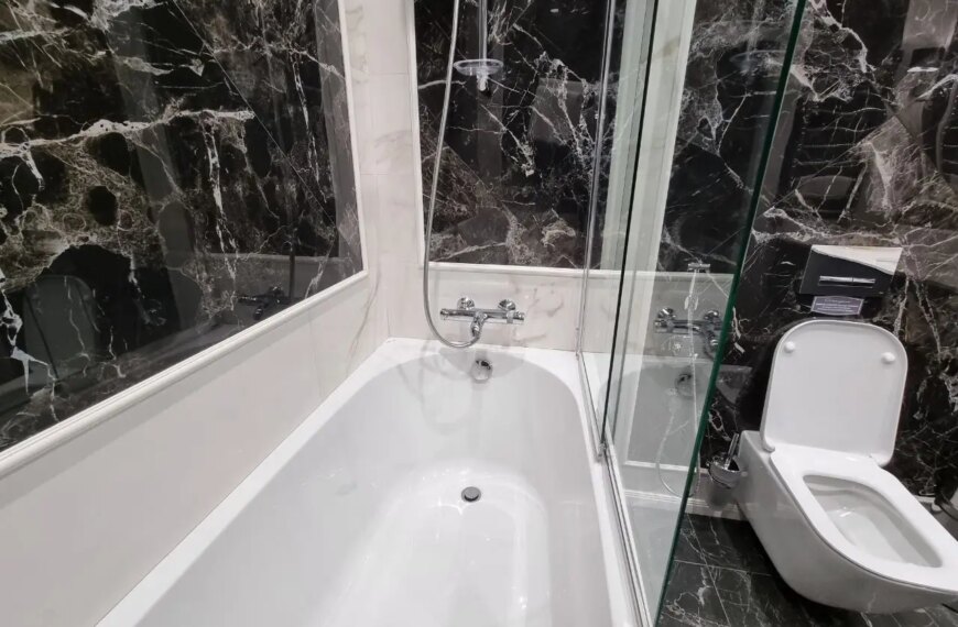 Колір плитки у ванній: чому біла кахель вимагає ідеальних швів і який&hellip;