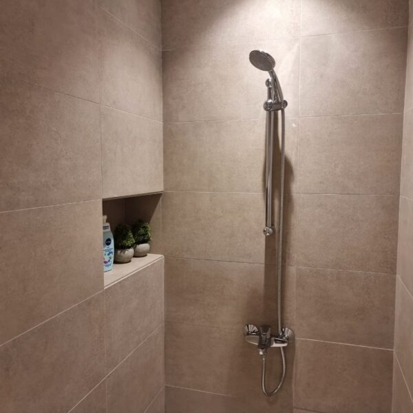 ТОП-5 помилок у ранковому душі: чому звичка митися гарячою водою руйнує шкіру