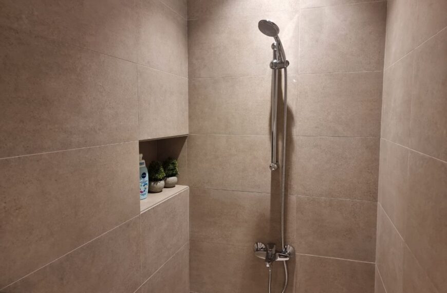 ТОП-5 помилок у ранковому душі: чому звичка митися гарячою водою руйнує шкіру