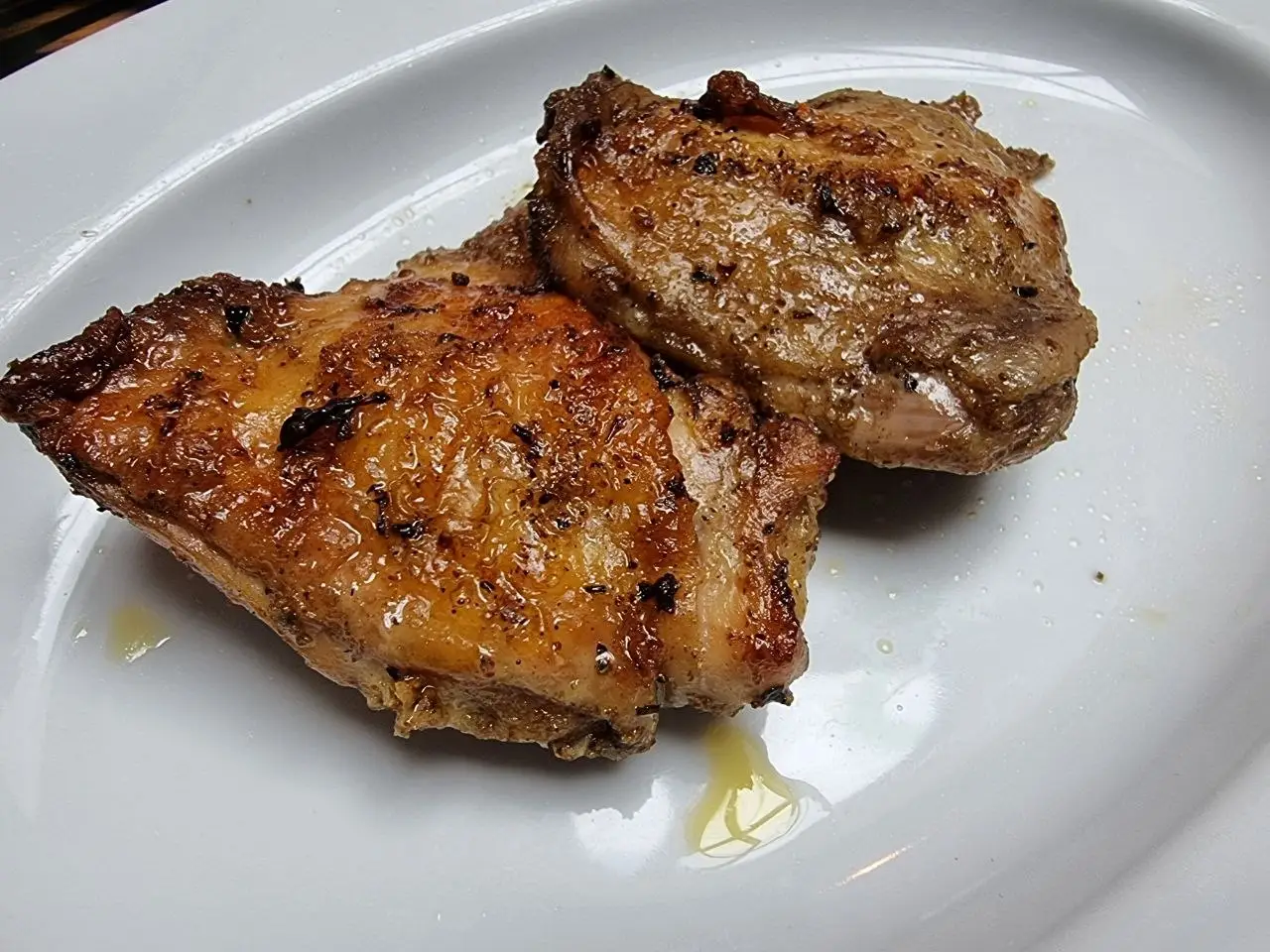 мясо на тарелке