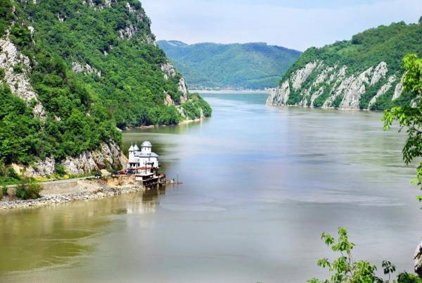 Дунай став мілкішим: водний кордон між країнами тепер можна перейти пішки