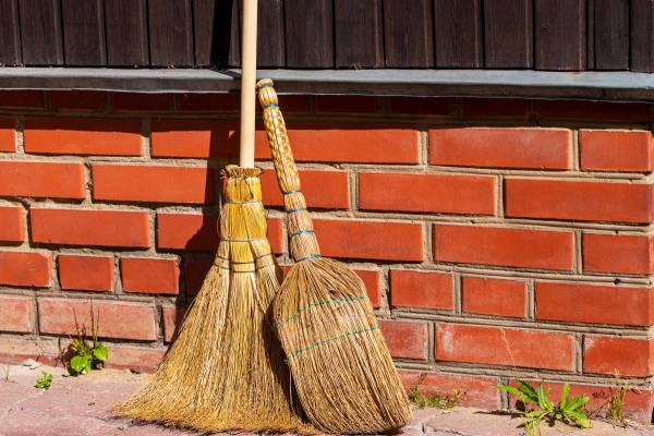 Надягніть пакет на віник: неочікувана причина подбати про чистоту