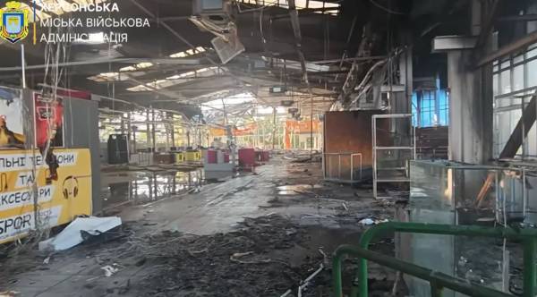 Херсонський ТРЦ палає після нічної атаки дронами