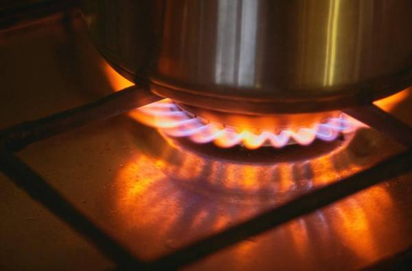 Газова плита світить помаранчевим: коли це сигнал тривоги