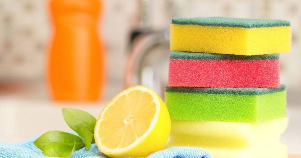Оцтовий лайфхак: як освіжити кухонні губки та вирішити купу проблем