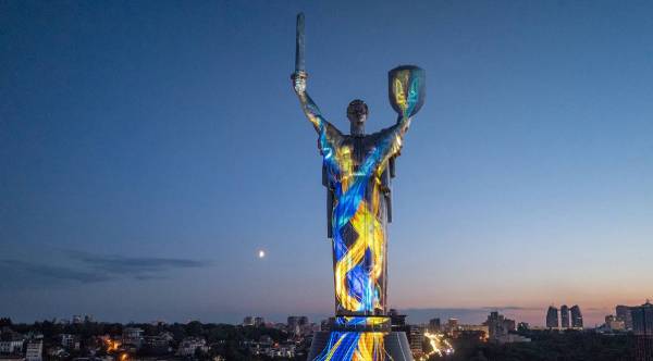 Батьківщина-Мати засяє до Дня Незалежності: графік підсвітки