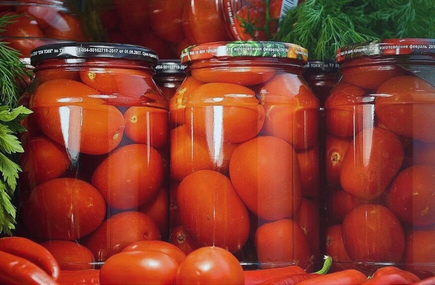 Три найсмачніші рецепти маринованих помідорів на зиму