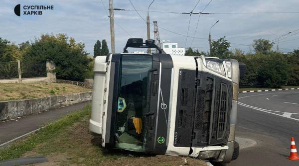 Вантажівка Volvo перекинулася в Харкові