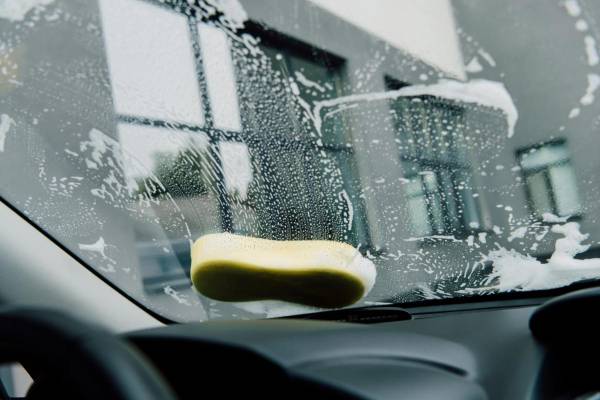Як оцет відмиє скло авто до блиску: експерти застерігають про помилку