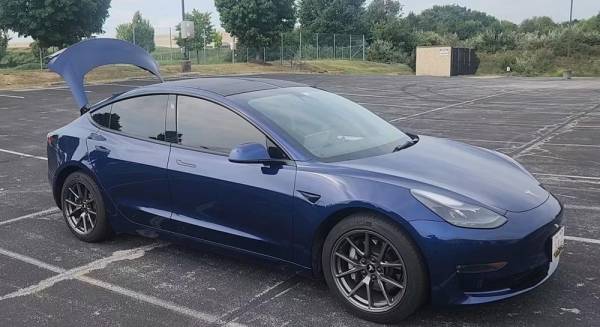 Сонячна плівка на Tesla: чоловік показав результати за місяць