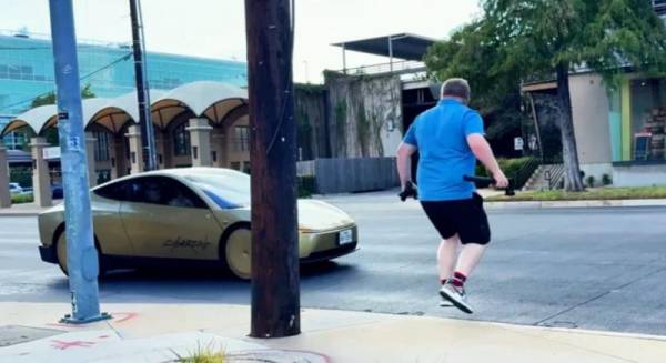 Американець перевірив реакцію Tesla Cybercab, перегородивши дорогу